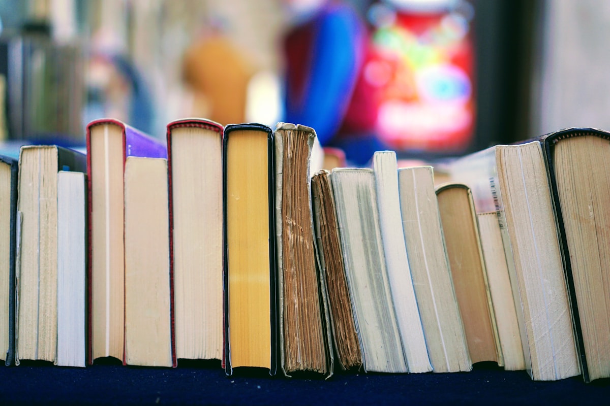 Libros apilados sobre una mesa, sugerencia de lectura compartida