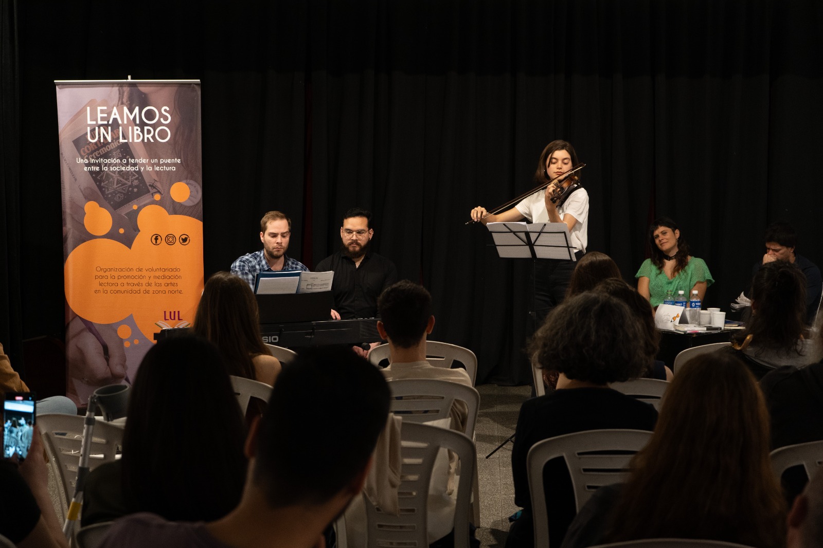 Presentación musical en un evento de Leamos un Libro