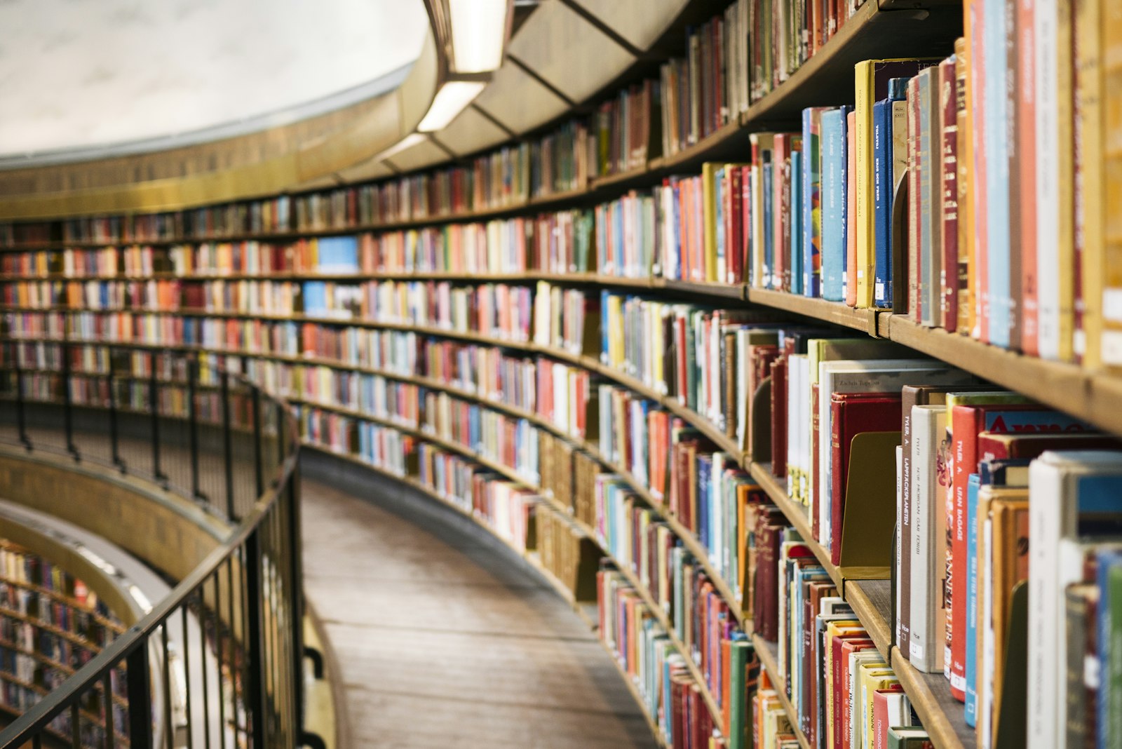 Libros abiertos sobre una mesa, evocando encuentro y lectura compartida