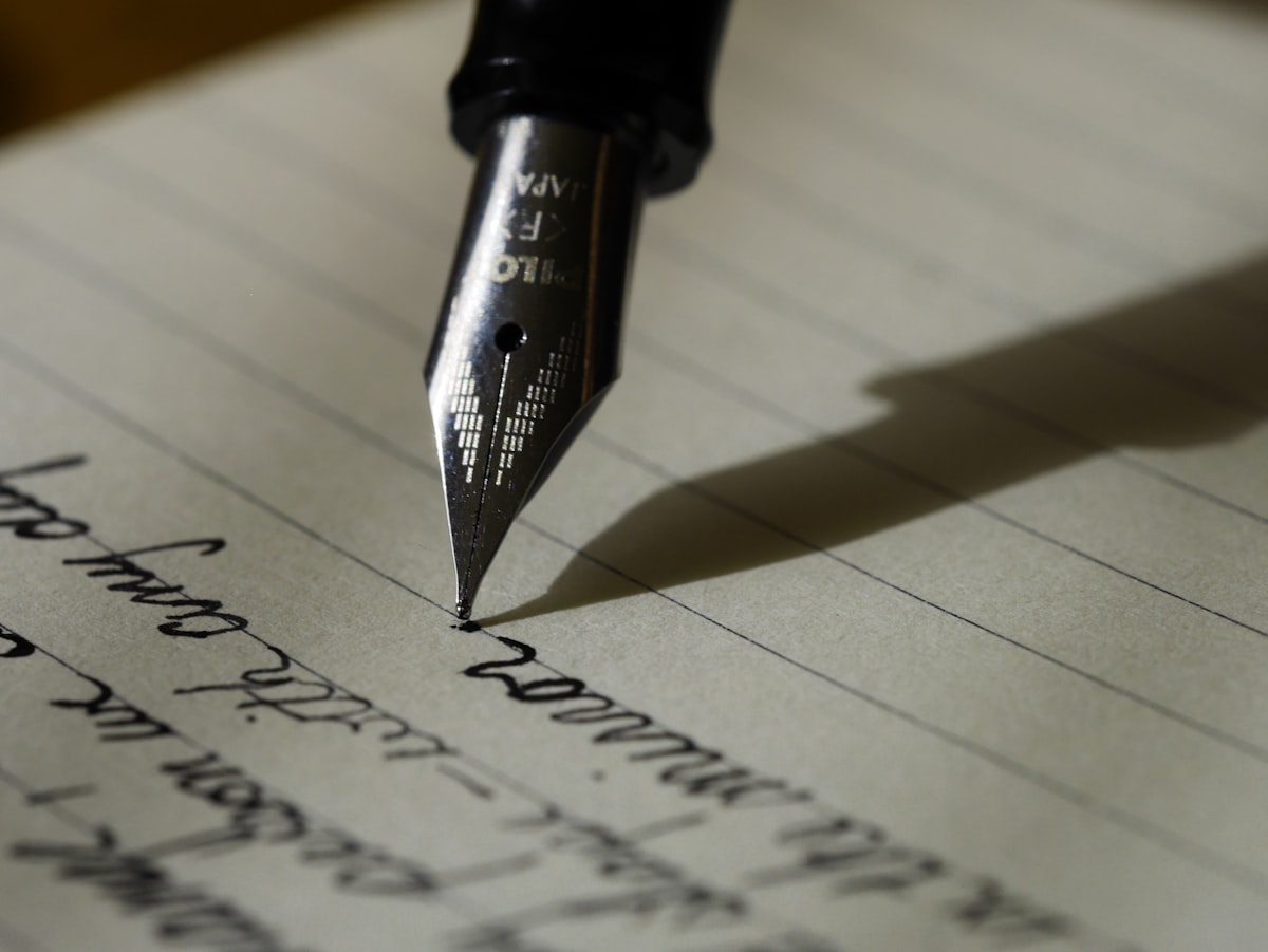 Persona escribiendo a mano sobre un cuaderno