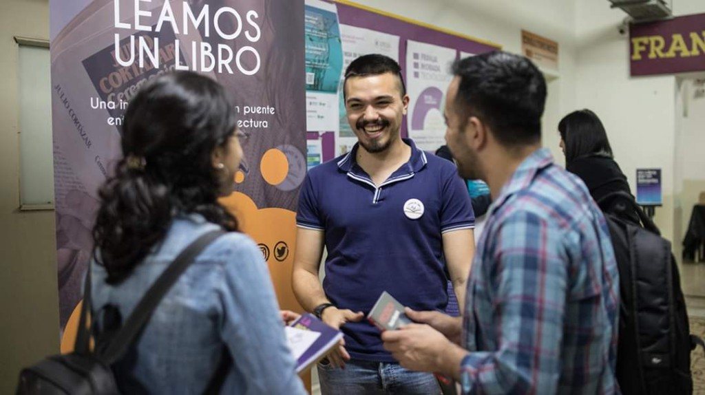Encuentro de LUL junto al banner institucional